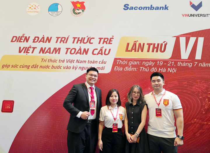GS. TS Bùi Thị Minh Hồng (thứ hai từ phải sang) chia sẻ, đánh giá cao ý nghĩa thực tiễn từ bài tham luận của nhóm tác giả đến từ Đoàn Thanh niên Bộ Công Thương