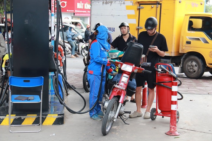 Giá xăng trong nước kỳ điều hành ngày mai (24/7) có thể giảm lần thứ 2 liên tiếp theo giá thế giới.  Ảnh: Thanh Tuấn
