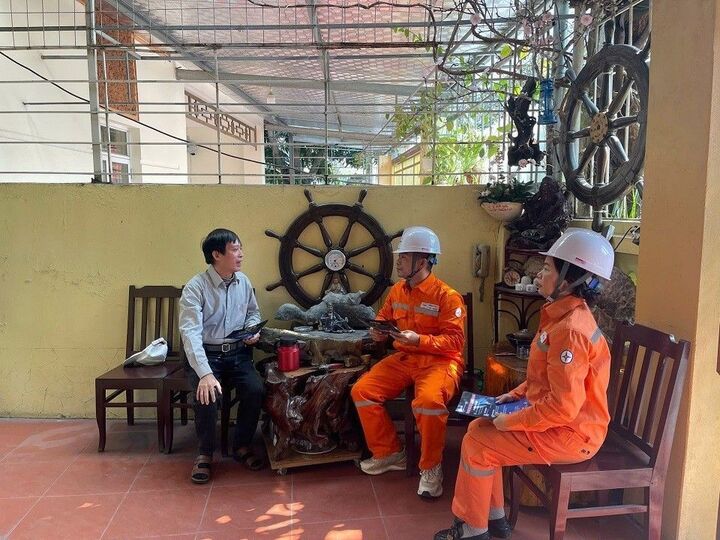 Đội quản lý điện lực khu vực An Dương – PC Hải Phòng sẵn sàng nhiệm vụ sản xuất kinh doanh với tinh thần phục vụ: “Sát dân, gần dân, vì nhân dân phục vụ”.
