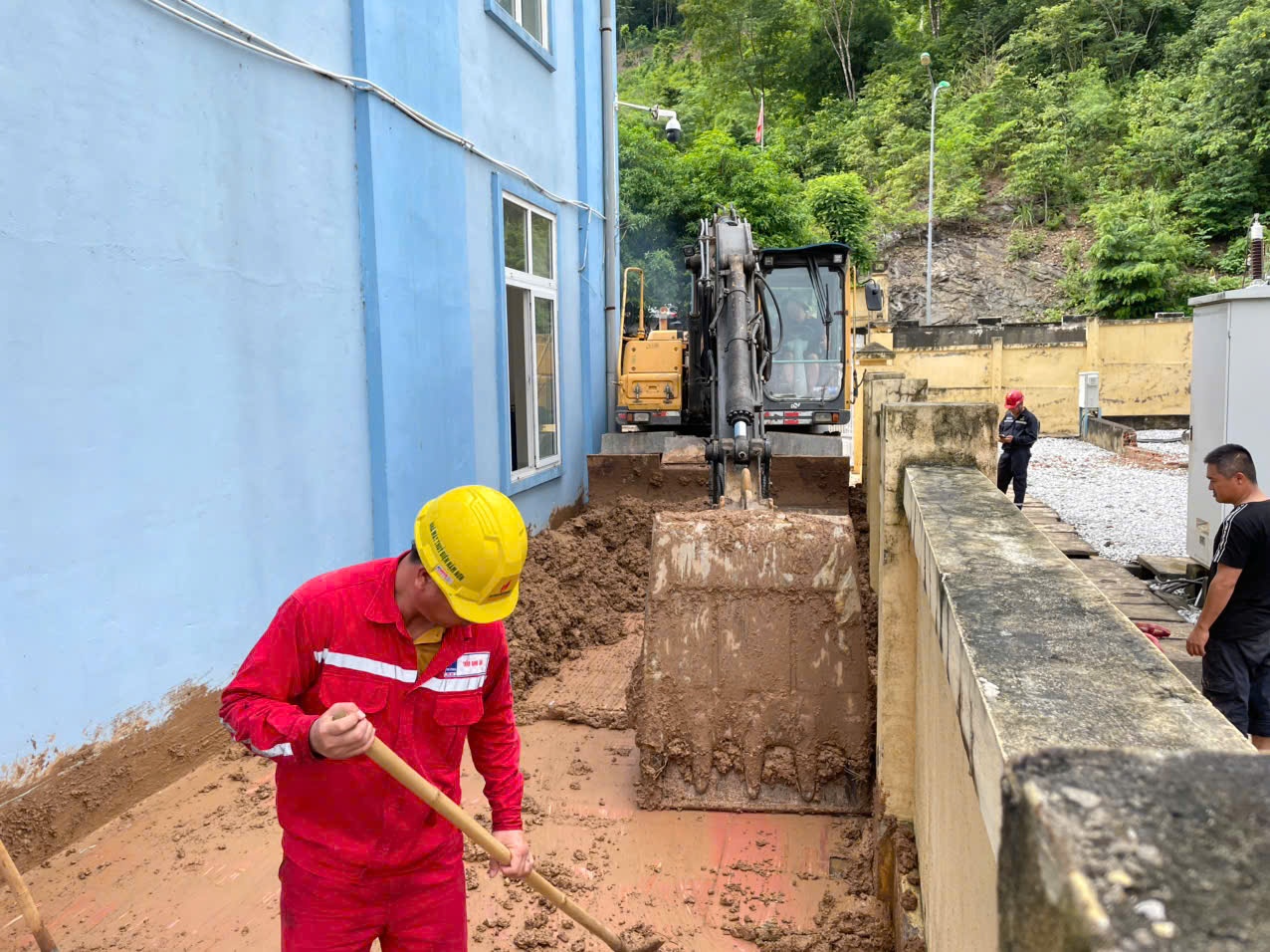 Công ty CP Thuỷ điện Hủa Na chung tay cùng bà con vùng lũ Lượng Minh