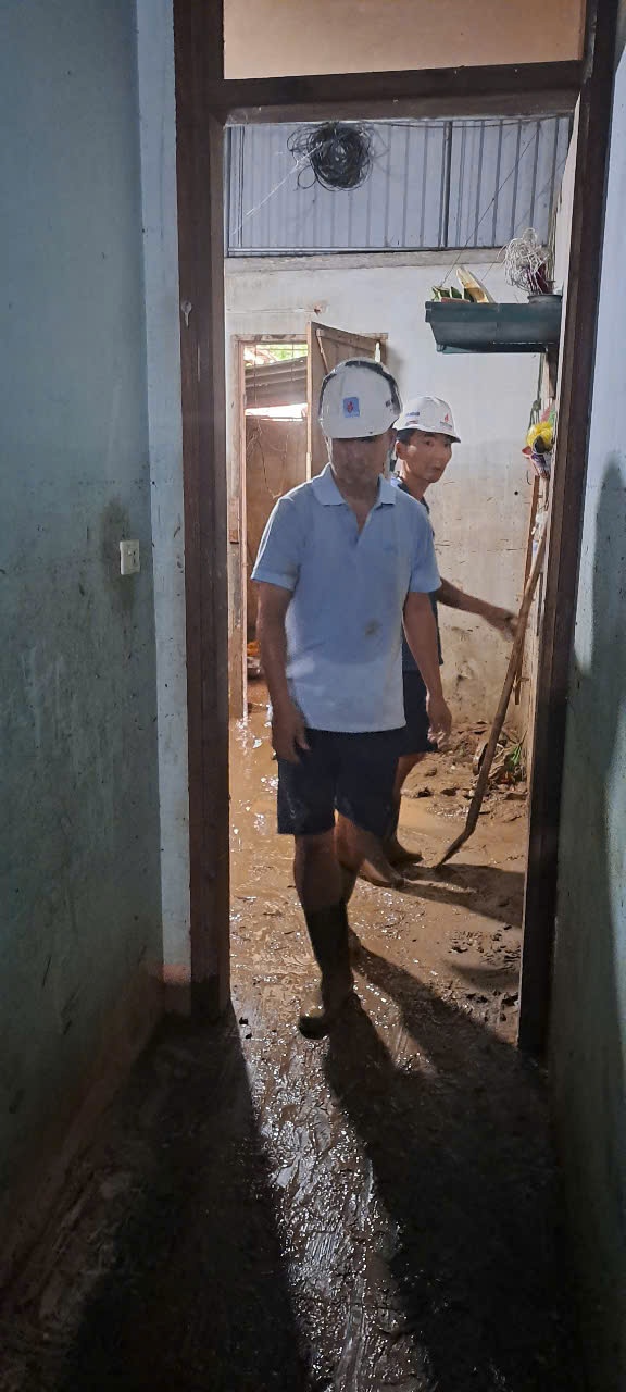 Công ty CP Thuỷ điện Hủa Na chung tay cùng bà con vùng lũ Lượng Minh