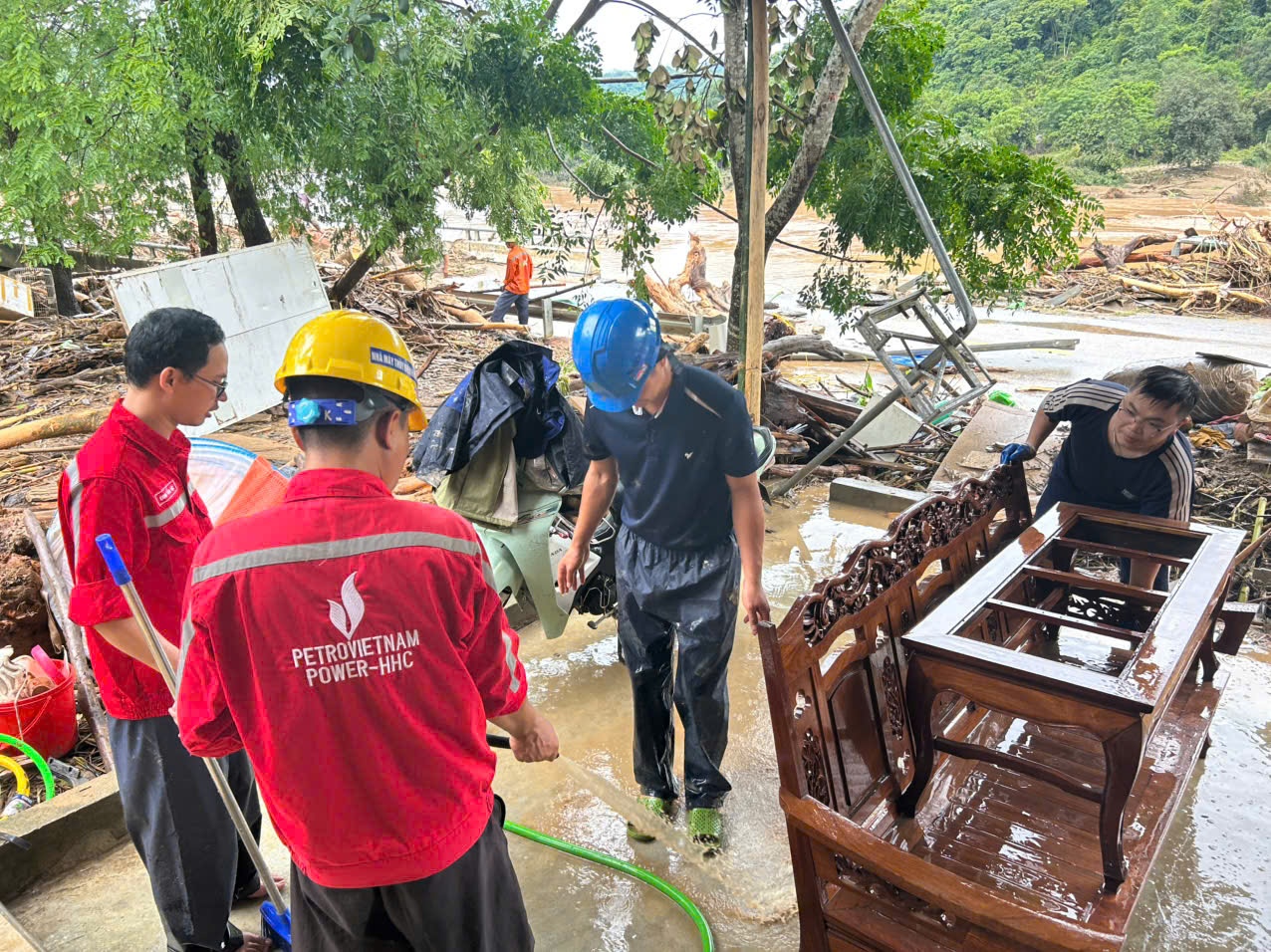 Công ty CP Thuỷ điện Hủa Na chung tay cùng bà con vùng lũ Lượng Minh