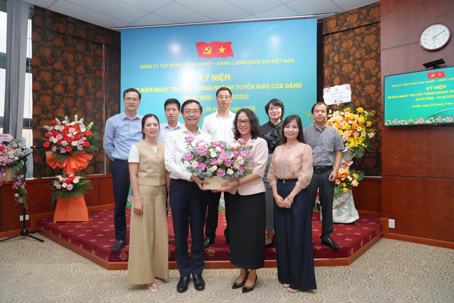 Lãnh đạo Petrovietnam tặng hoa chúc mừng đến các đồng chí Ban Tuyên giáo và Dân vận Đảng ủy Chỉnh phủ