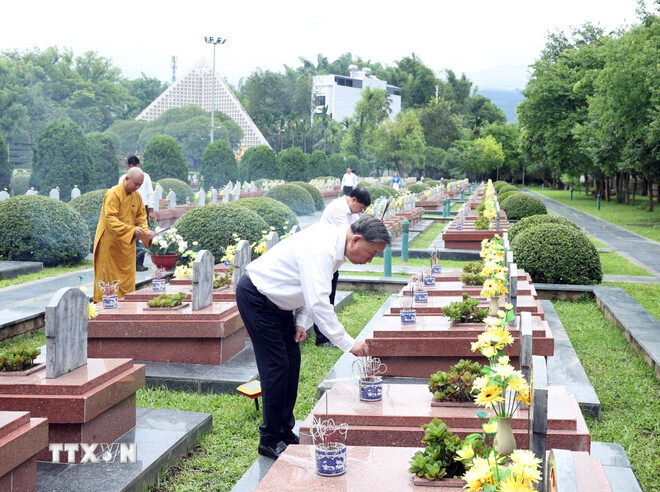 Tổng Bí thư Tô Lâm thắp hương tưởng niệm tại Nghĩa trang Liệt sỹ Quốc gia A1. (Ảnh: Thống Nhất/TTXVN)