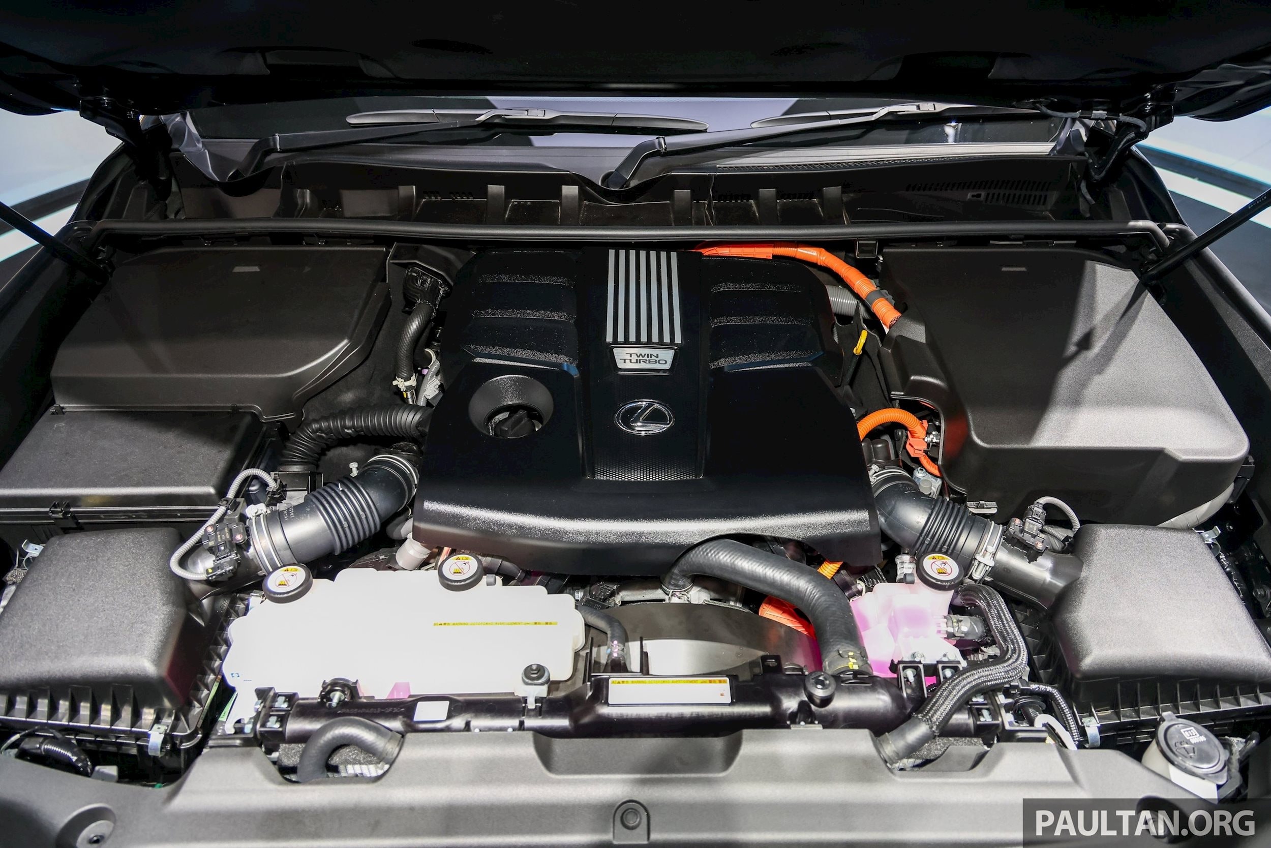 Lexus LX 700h sử dụng hệ truyền động hybrid với động cơ xăng tăng áp đôi 3.4L và motor điện.