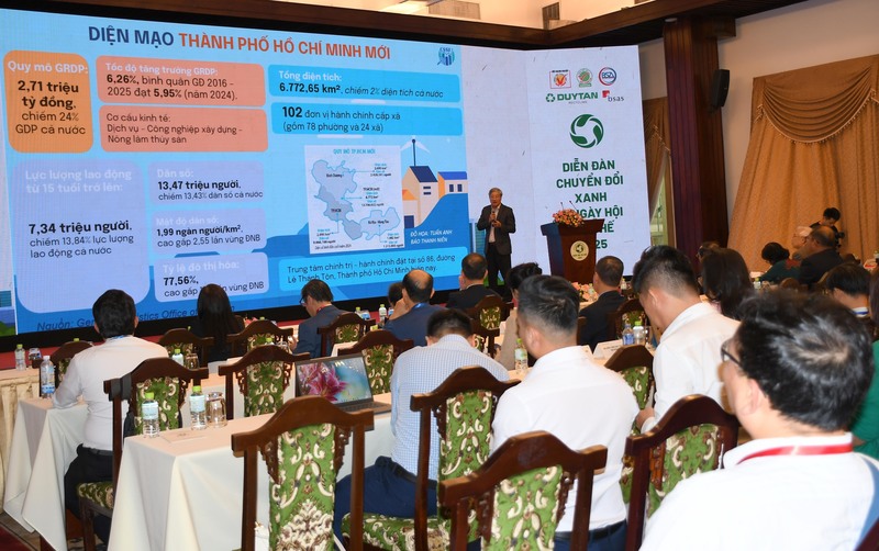 Ông Phạm Bình An, Phó Viện trưởng Viện Nghiên cứu Phát triển TP. Hồ Chí Minh, bài trình bày tham luận về “Lộ trình xanh hóa của TP. Hồ Chí Minh đến năm 2030 và vai trò của doanh nghiệp tư nhân trong lộ trình này”. Ảnh: Minh Khuê.