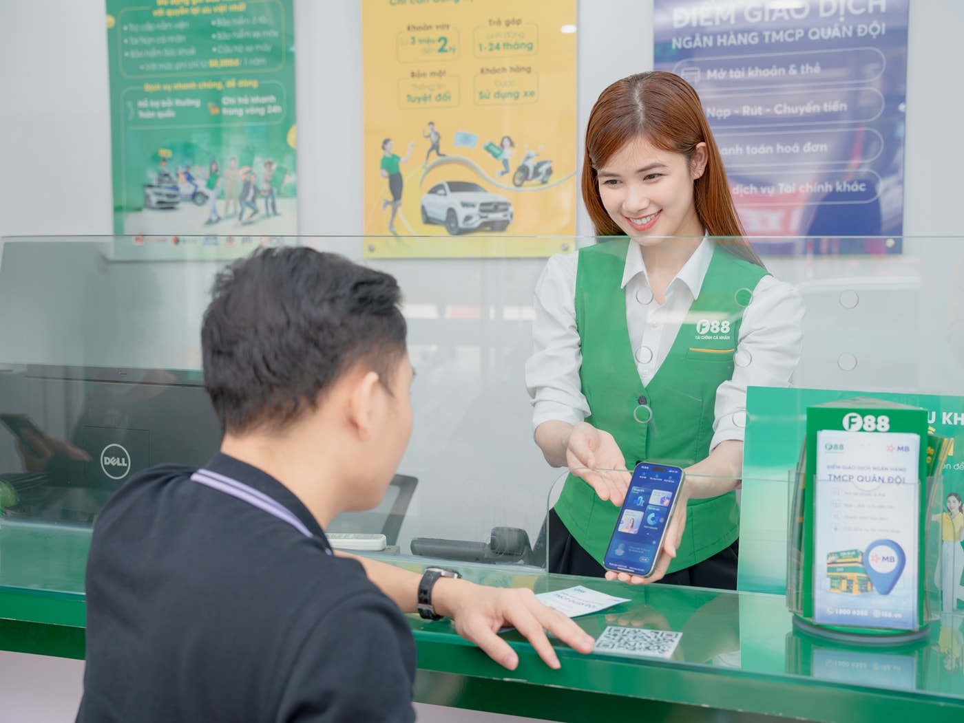 Khách hàng giao dịch tại F88