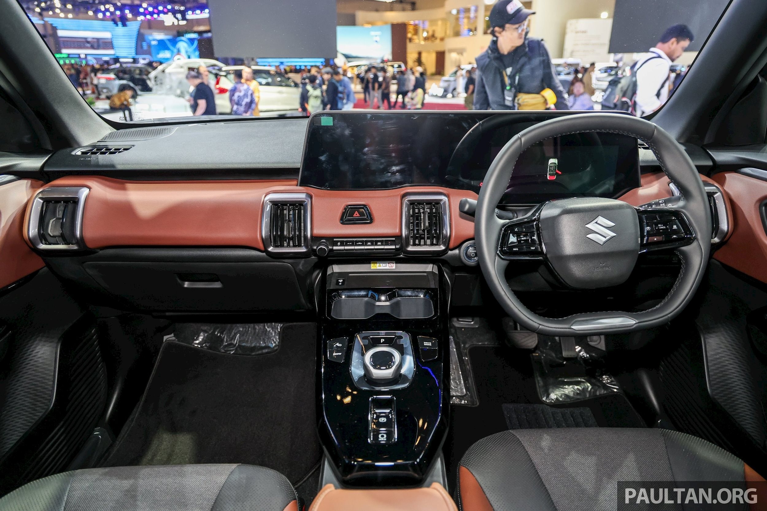 Khoang lái thiết kế hiện đại.