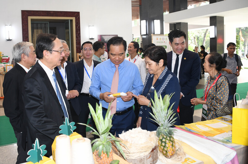 Đại biểu tham quan gian hàng - sản phẩm xanh trong không gian triển lãm tại diễn đàn. Ảnh: Minh Khuê.