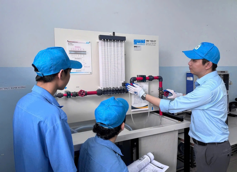 Trong thời gian tới, Bộ Công Thương sẽ tiếp tục thúc đẩy mô hình “liên kết 3 nhà”: nhà nước – nhà trường – nhà doanh nghiệp, đồng thời tăng cường cơ hội học tập, thực tập và làm việc ở nước ngoài cho sinh viên ngành Công Thương