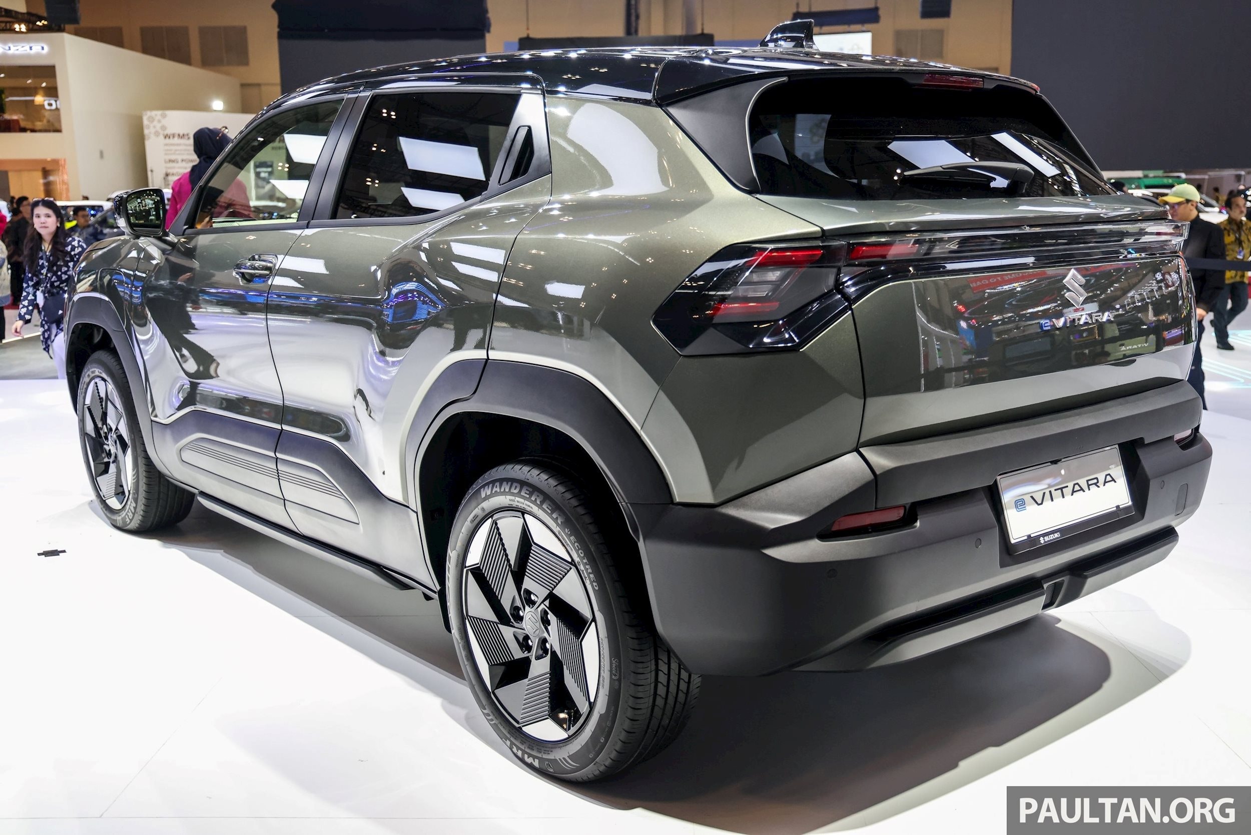 Xe có thiết kế thể thao và cơ bắp hơn bản máy xăng.