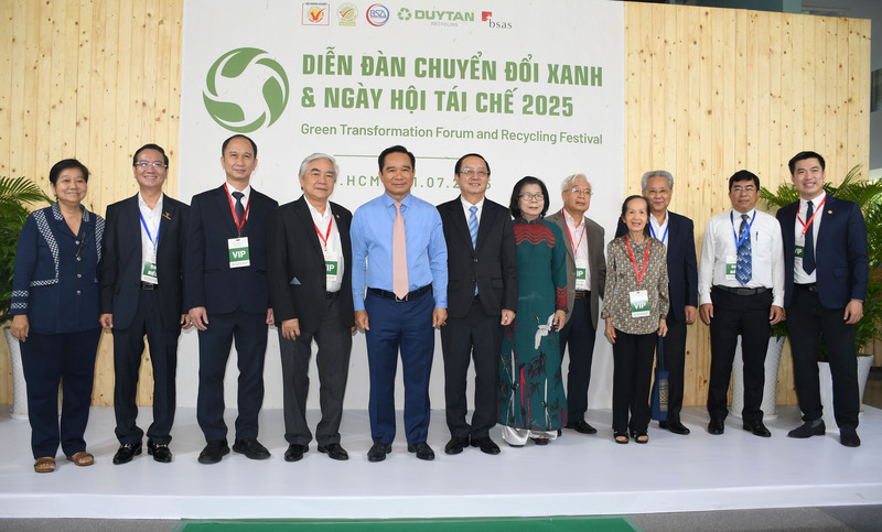 Ông Nguyễn Văn Được, Chủ tịch UBND TP. Hồ Chí Minh; ông Huỳnh Thành Đạt, Phó Trưởng Ban Tuyên giáo và Dân vận Trung ương và các đại biểu tham dự sự kiện. Ảnh: Minh Khuê.