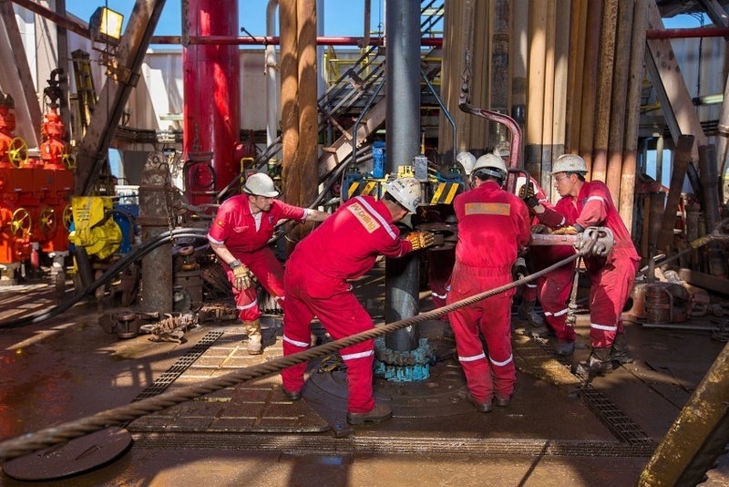Người lao động Petrovietnam đang thi đua lao động hăng say trên những giàn khoan để đóng góp nhiều hơn nữa cho đất nước