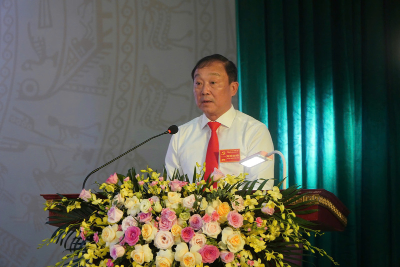 Đồng chí Trần Quang Thành, Bí thư Đảng ủy, Chủ tịch HĐND xã Quỳnh An phát biểu tại Đại hội.