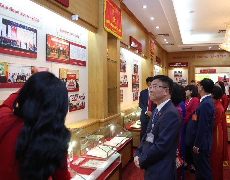 Phó Thủ tướng nghe giới thiệu về truyền thống Agribank. Ảnh: VGP/Đức Tuân