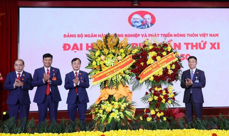 Phó Thủ tướng chúc mừng Đại hội. Ảnh: VGP/Đức Tuân