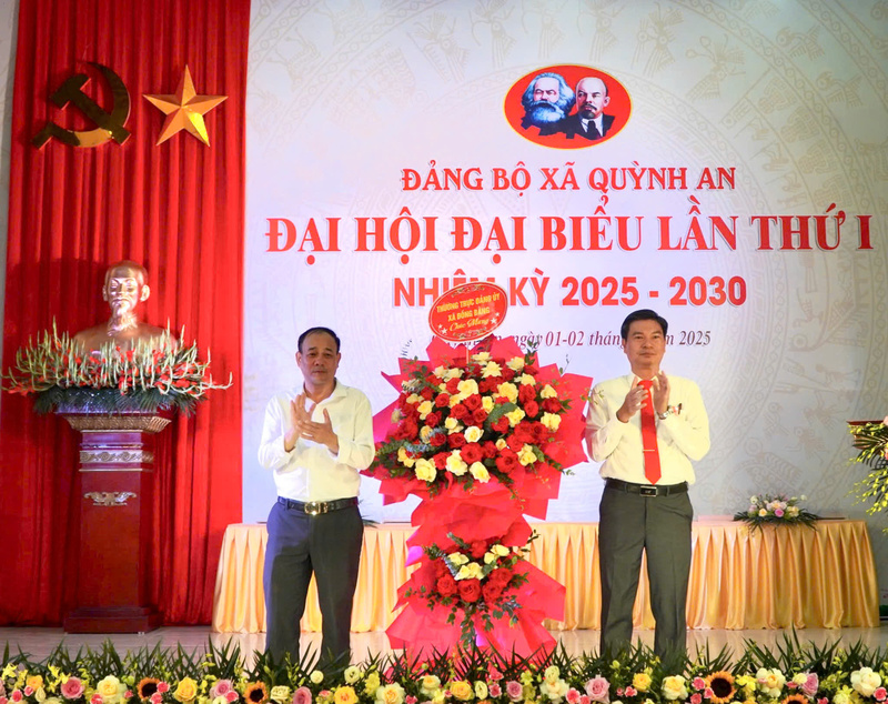 Các đại biểu tặng hoa chúc mừng Đại hội.