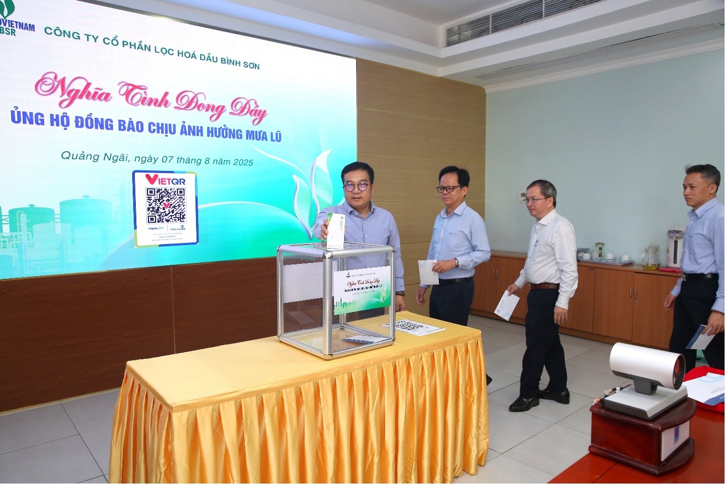 Tổng Giám đốc BSR Nguyễn Việt Thắng, các đồng chí trong Ban lãnh đạo và người lao động BSR quyên góp ủng hộ đồng bào bị ảnh hưởng bởi mưa bão