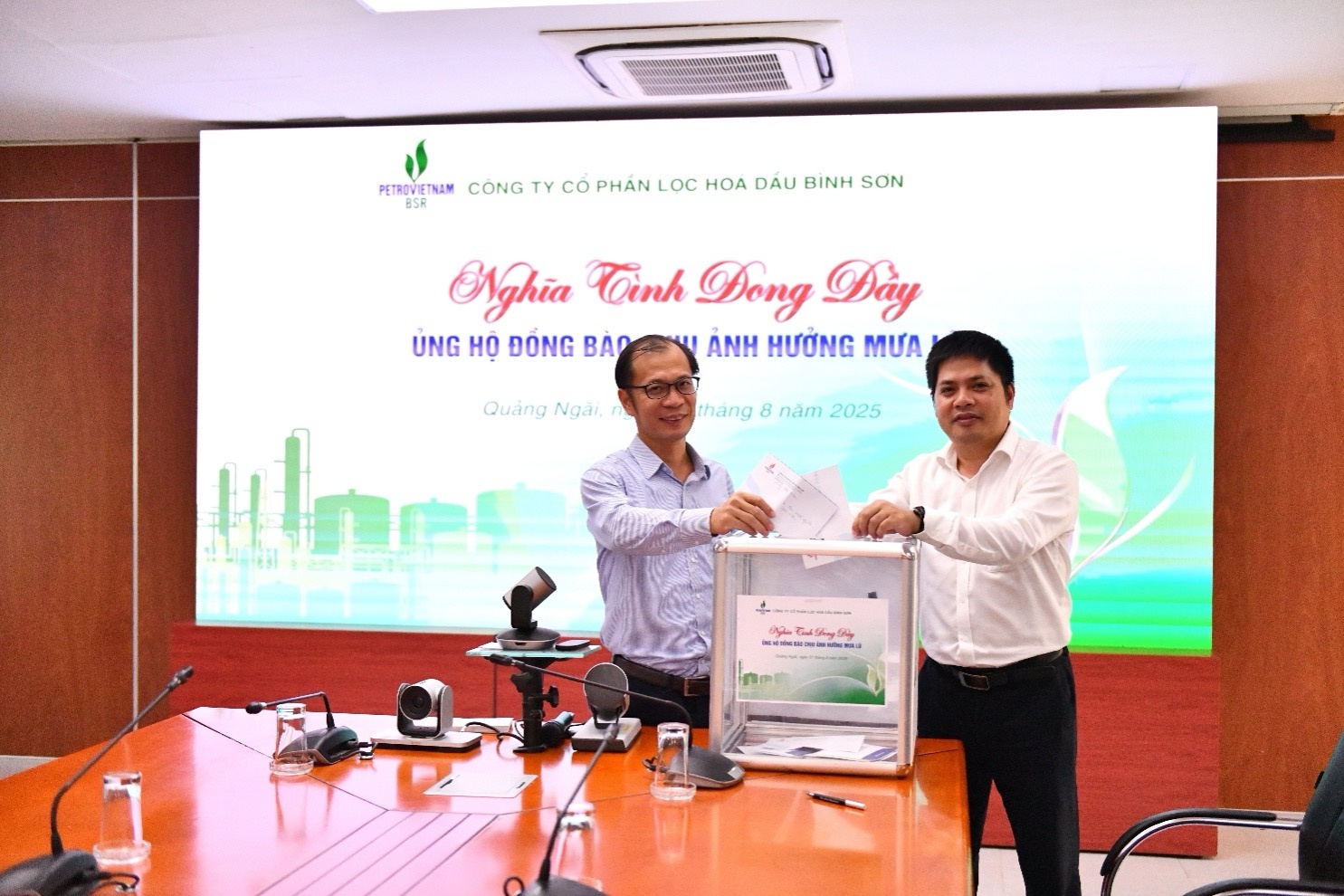 Người lao động BSR ủng hộ đồng bào bị ảnh hưởng bởi mưa bão tại điểm cầu Nhà máy Lọc dầu Dung Quất