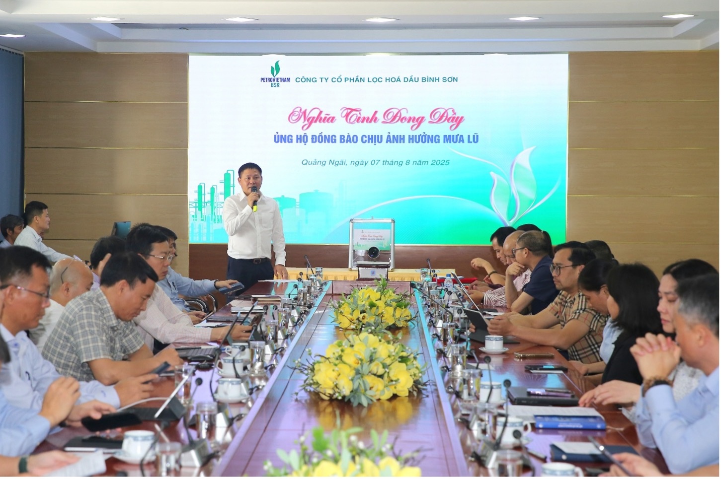 Đồng chí Bùi Ngọc Dương - Ủy viên Ban Thường vụ Đảng ủy Petrovietnam, Bí thư Đảng ủy, Chủ tịch HĐQT BSR phát biểu kêu gọi toàn thể CBCNV tham gia hưởng ứng chương trình ý nghĩa, sẻ chia với đồng bào đã gặp khốn khó do thiên tai.