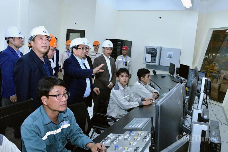 Thủ tướng thăm khu bến cảng xuất, nhập khẩu quặng, thép tại Khu liên hợp sản xuất gang thép Hòa Phát Dung Quất hồi tháng 2/2025