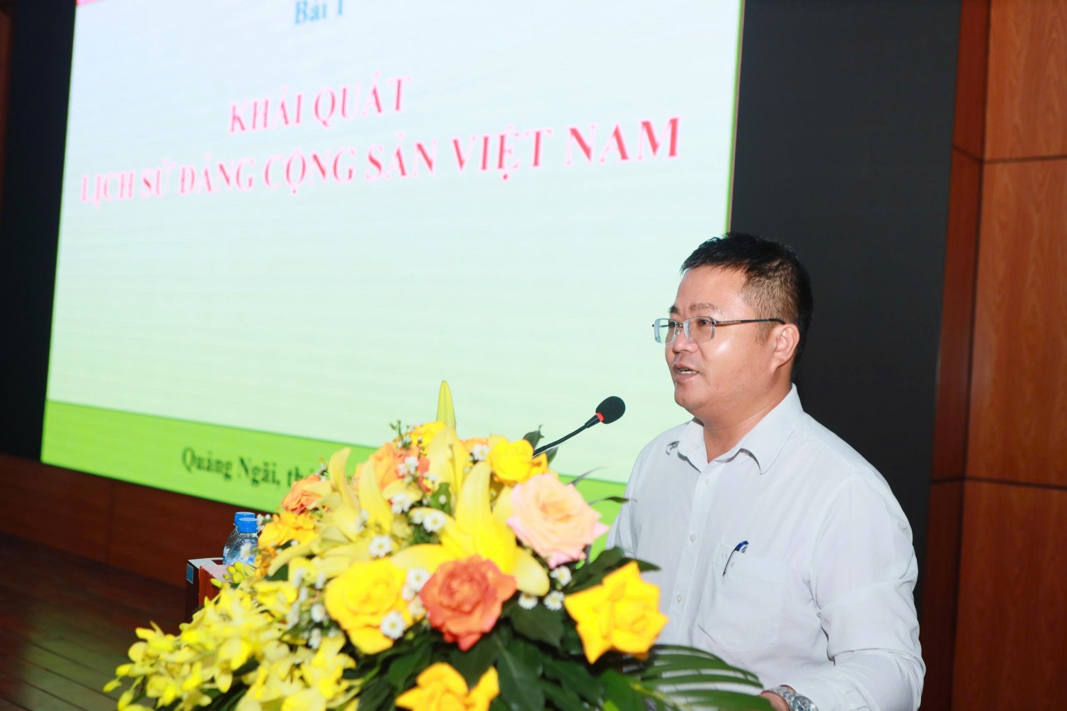 Thạc sĩ, Nghiên cứu sinh Lê Quang Huy – Phó Trưởng ban Xây dựng Đảng Trường Chính trị Tỉnh Quảng Ngãi giảng dạy tại Lớp bồi dưỡng nhận thức về Đảng khu vực Quảng Ngãi.