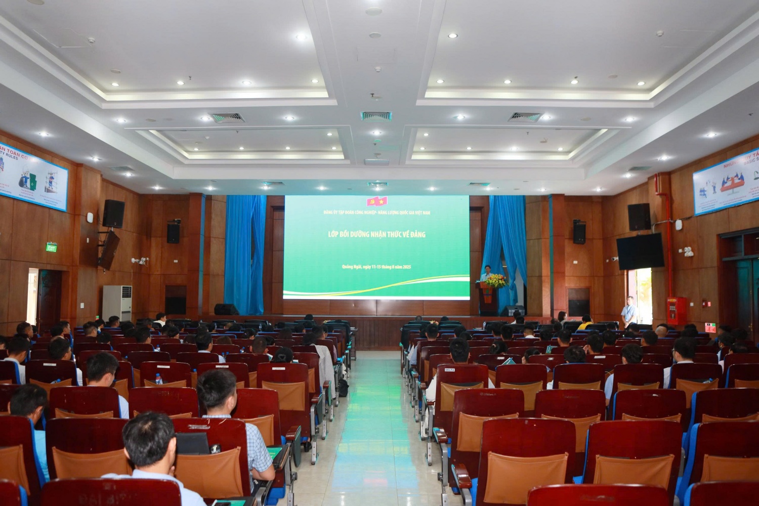 Lớp bồi dưỡng nhận thức về Đảng tại Quảng Ngãi sẽ được bắt đầu từ ngày 11 – 15/8 tại Hội trường NMLD Dung Quất.
