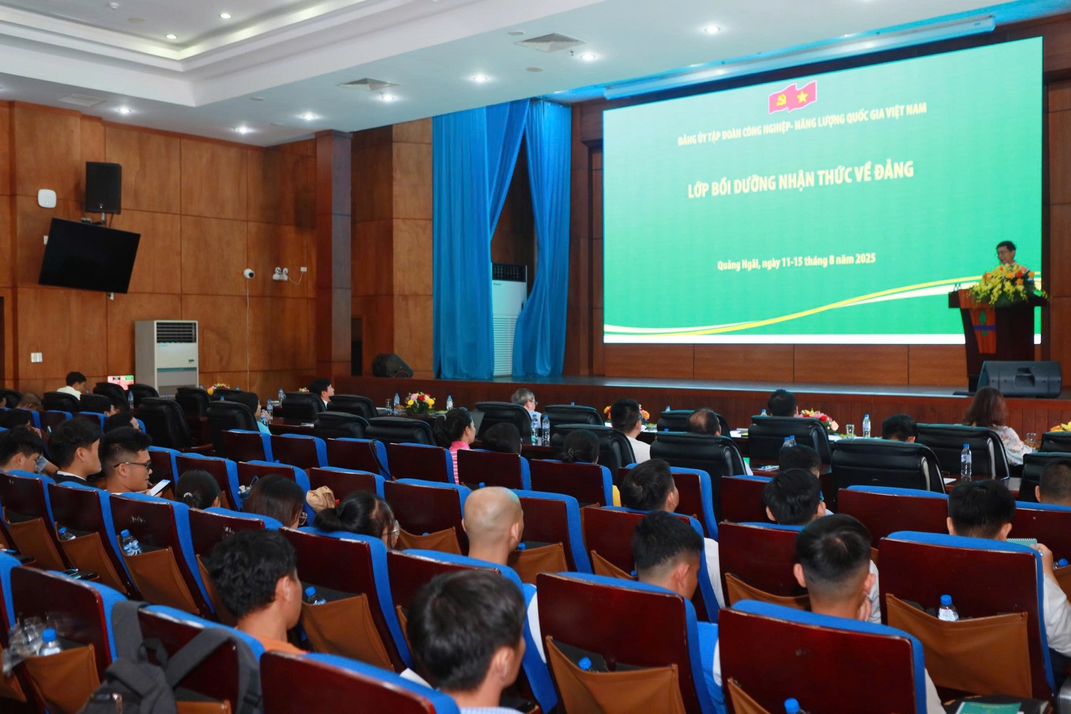 Lớp bồi dưỡng nhận thức về Đảng khu vực Quảng Ngãi có gần 200 học viên đến từ các Chi/Đảng bộ trực thuộc Đảng bộ Petrovietnam.