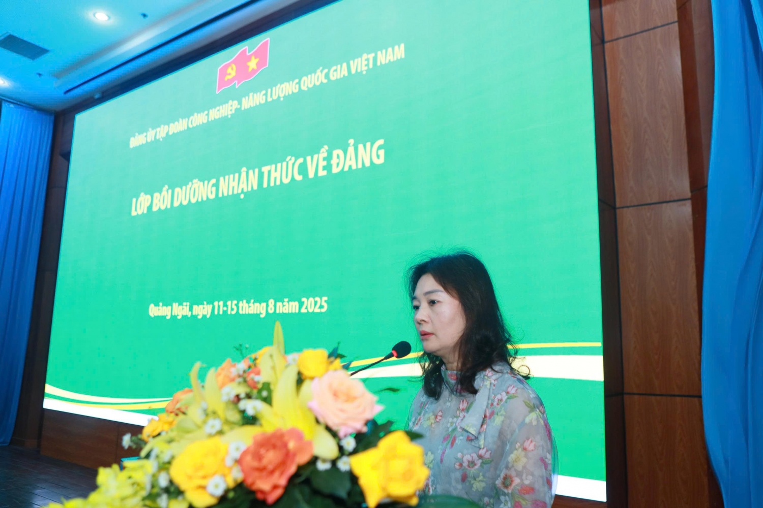 Đồng chí Đinh Thị Hồng Thuý – Phó Chánh Văn phòng Đảng uỷ Petrovietnam đã công bố Quyết định mở lớp bồi dưỡng về nhận thức Đảng tại Quảng Ngãi.