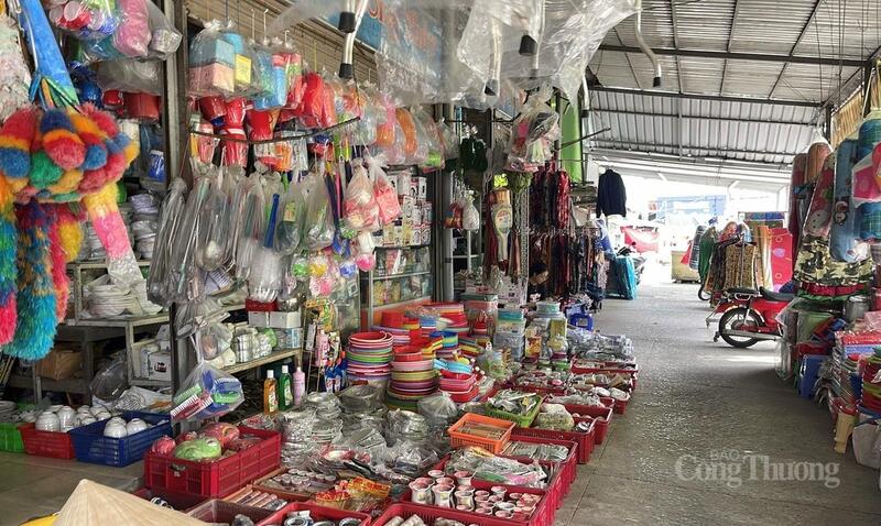 Tiểu thương tại chợ Xuân Khánh mong được hỗ trợ và hướng dẫn từng bước