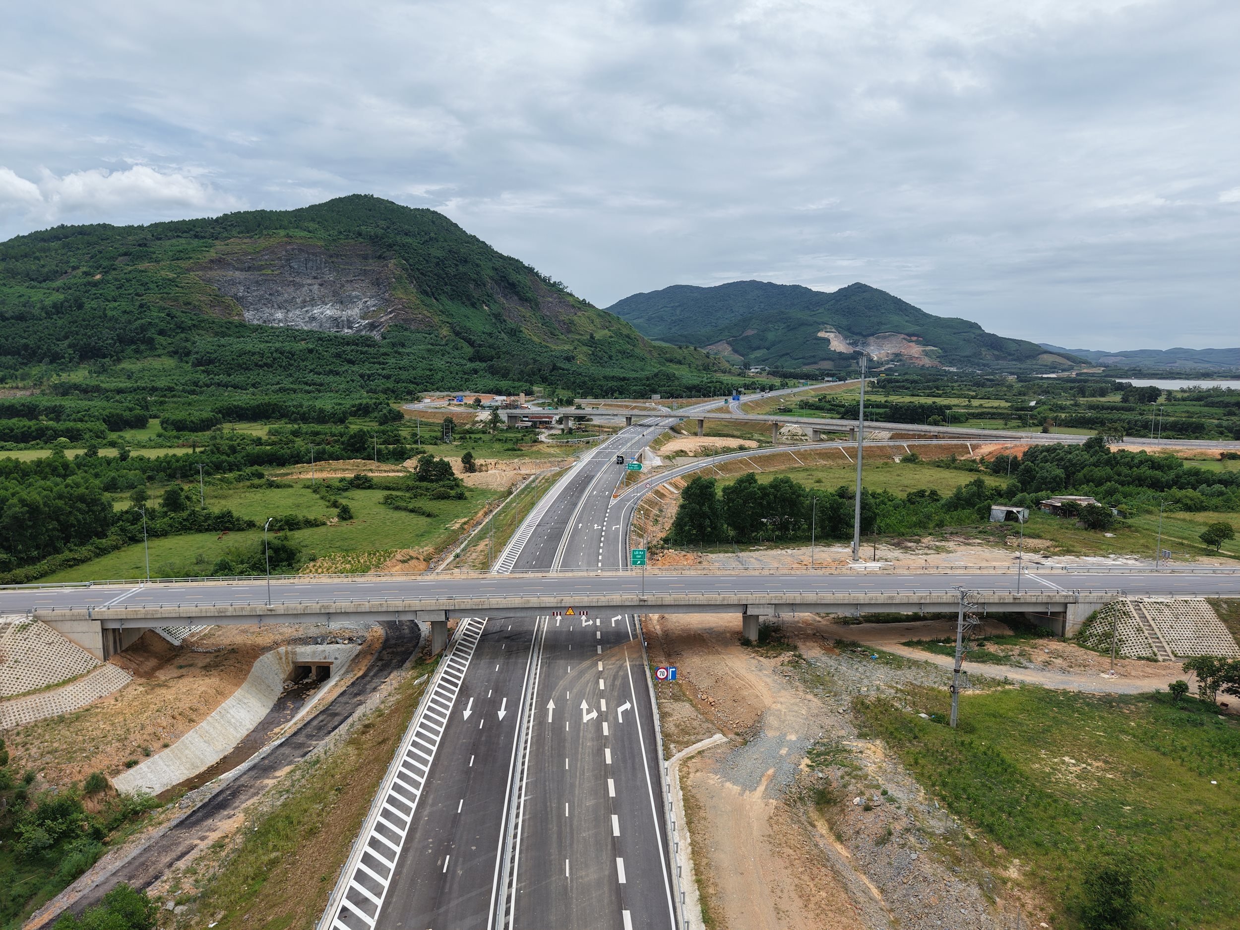 Ảnh 1.Cao tốc Bắc - Nam phía Đông chạy dọc đất nước đang được gấp rút hoàn thiện vào cuối năm 2025.Ảnh.Ngọc Hải.