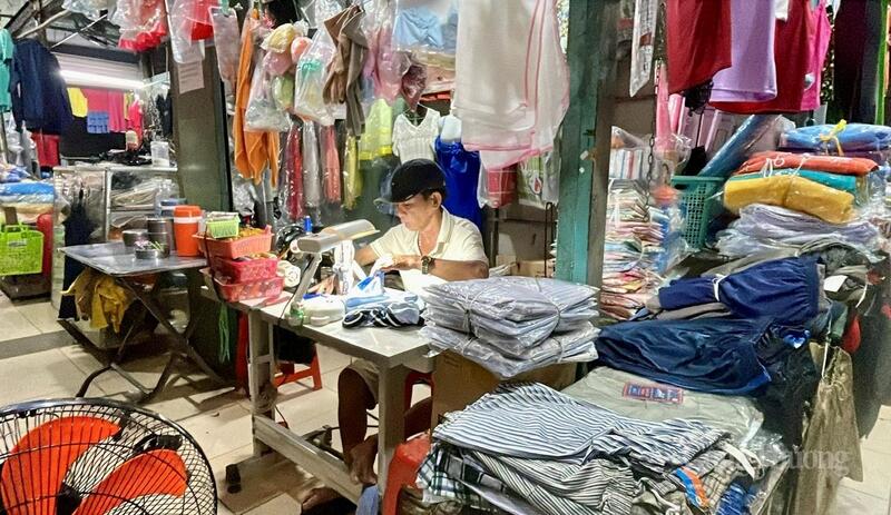 Tiểu thương chợ AnThới đang quen dần việc lập hóa đơn