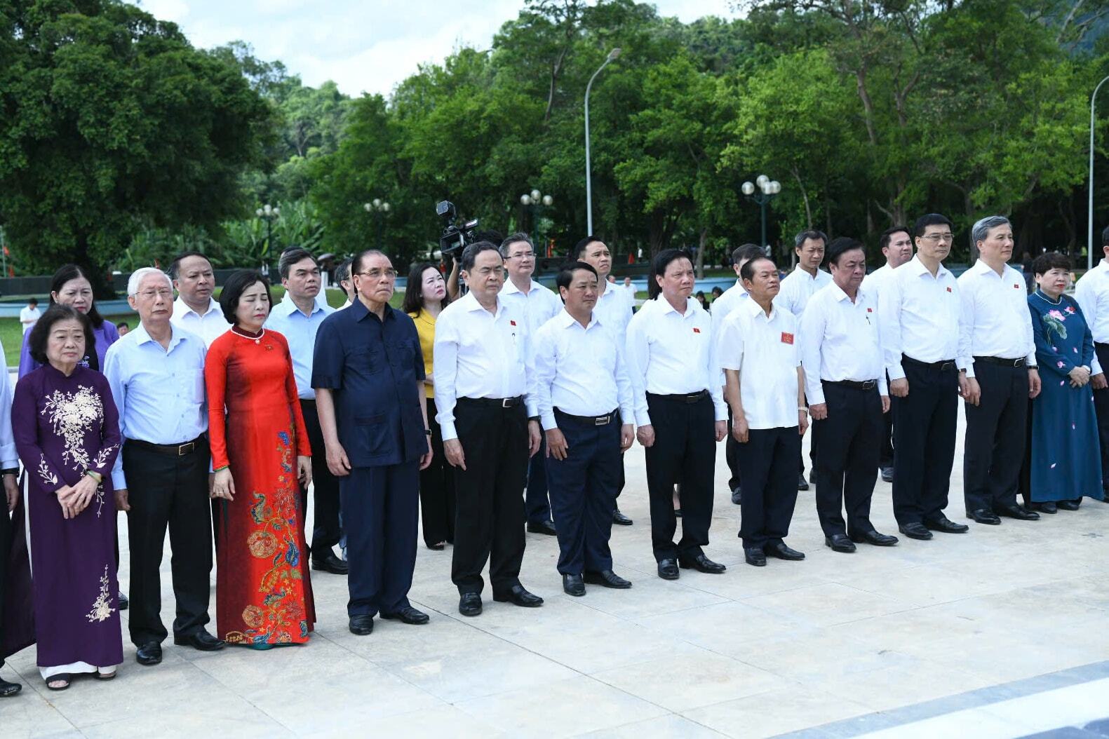 Chủ tịch Quốc hội Trần Thanh Mẫn và các đại biểu dâng hoa tưởng nhớ Chủ tịch Hồ Chí Minh và các vị tiền bối cách mạng. Ảnh: Lâm Hiển