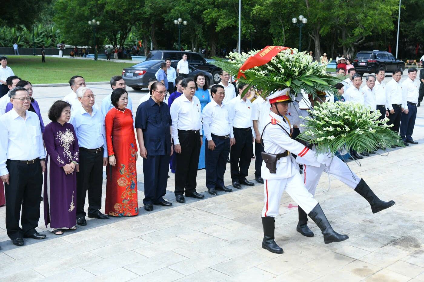 Chủ tịch Quốc hội Trần Thanh Mẫn và các đại biểu dâng hoa tưởng niệm tại tượng đài Chủ tịch Hồ Chí Minh. Ảnh: Lâm Hiển