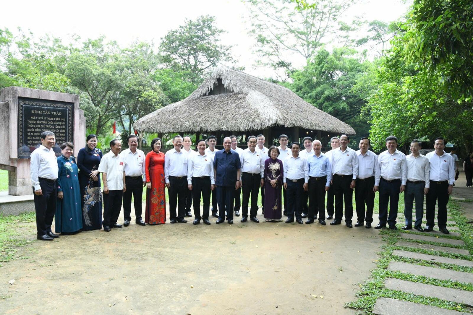 Đoàn công tác trước đình Tân Trào. Ảnh Lâm Hiển