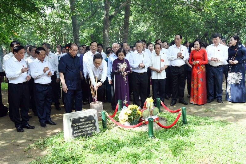 Chủ tịch Quốc hội Trần Thanh Mẫn và các đại biểu dâng hương tại phiến đá thề, Đình Tân Trào. Ảnh: Lâm Hiển