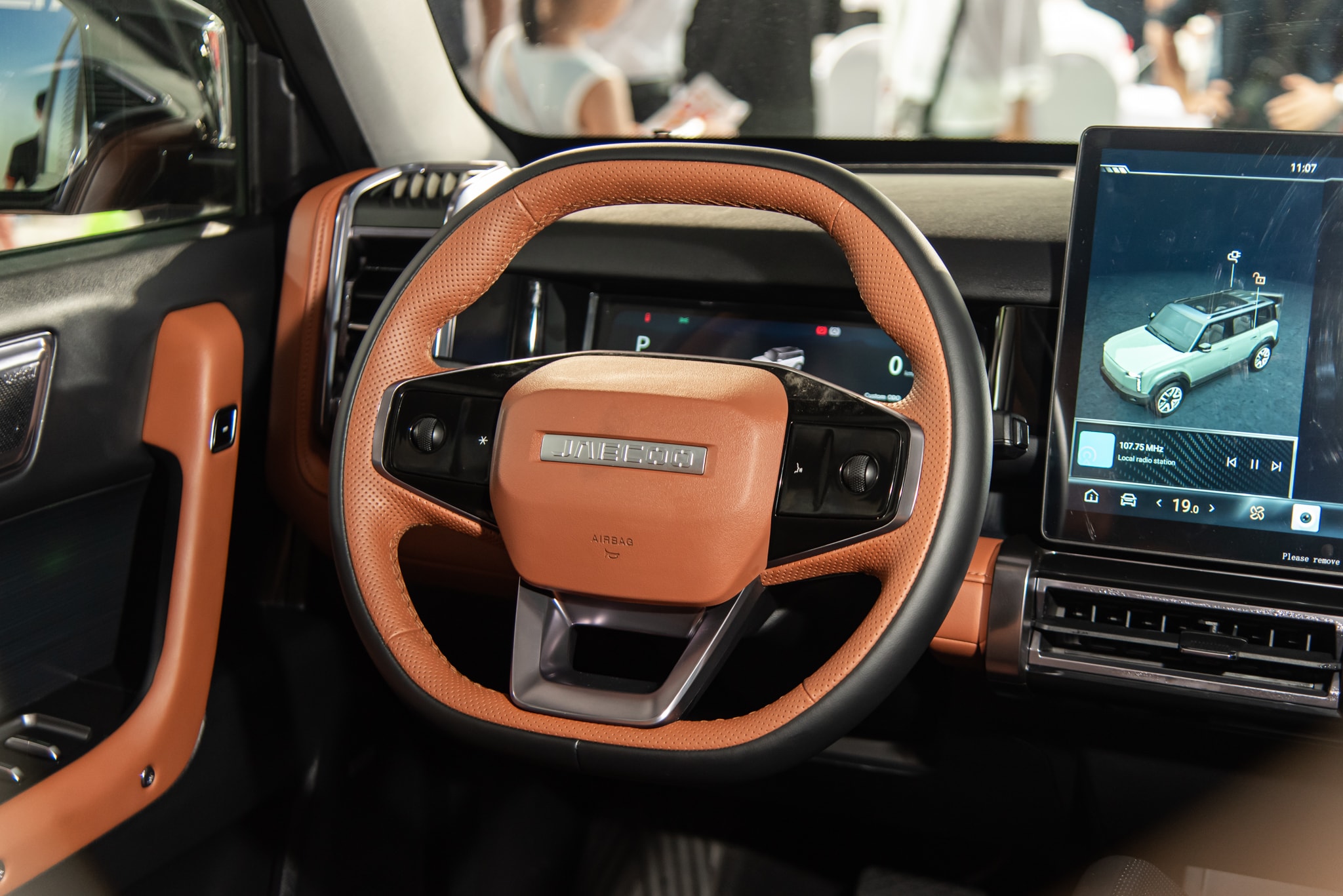 Vô-lăng 3 chấu bọc da tích hợp các phím chức năng, phía sau là màn hình kỹ thuật số 9,2 inch.