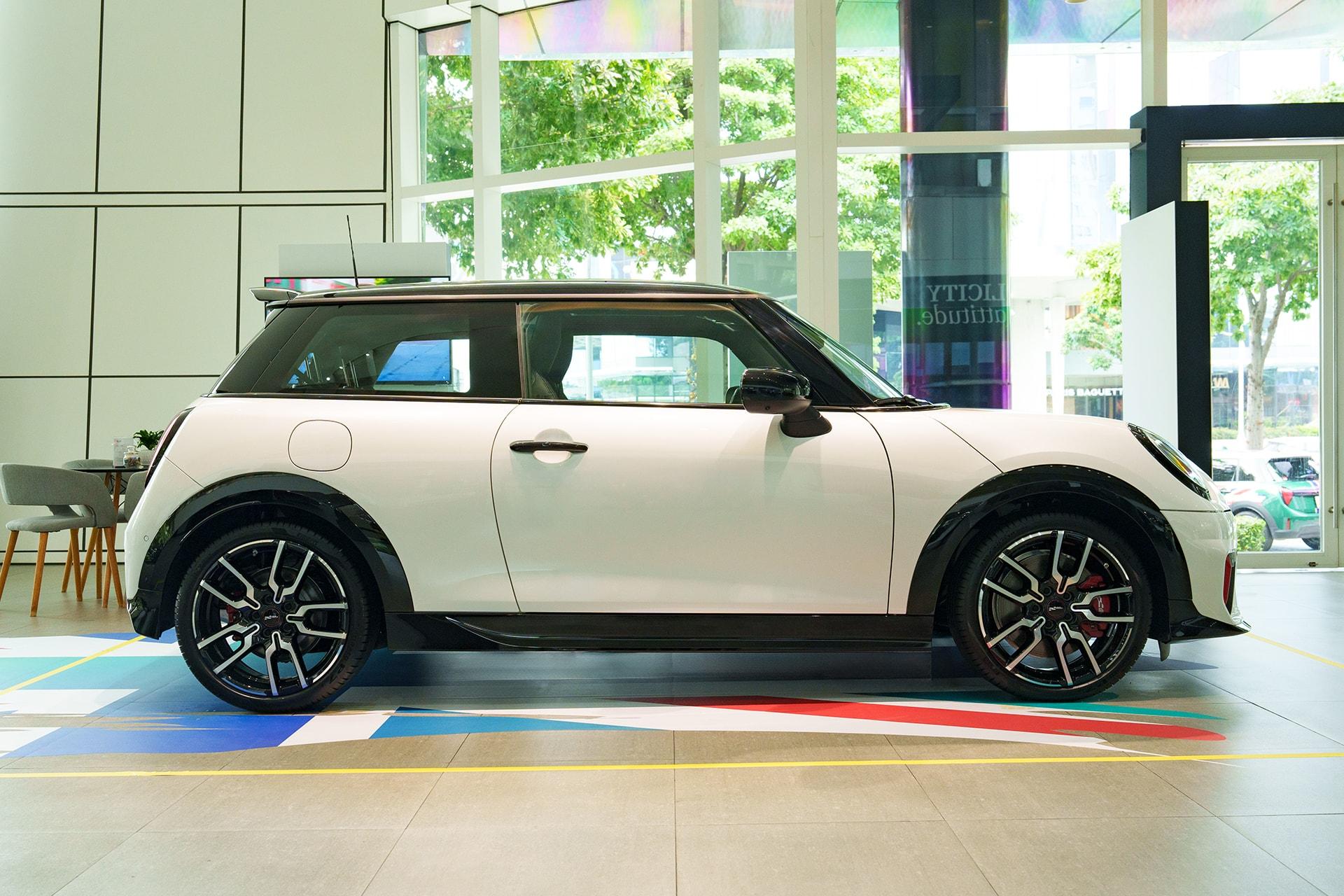 MINI John Cooper Works 3 cửa không có đối thủ cạnh tranh trực tiếp tại Việt Nam.