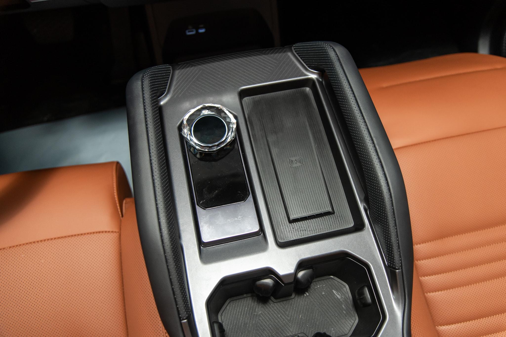 Xe trang bị hệ truyền động điện công suất 275 mã lực.