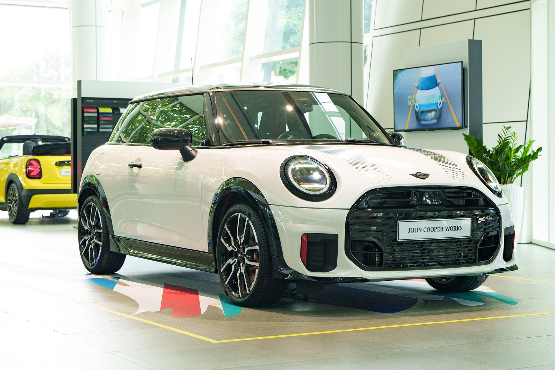 MINI John Cooper Works 3 cửa sở hữu ngoại hình thời trang và thể thao.
