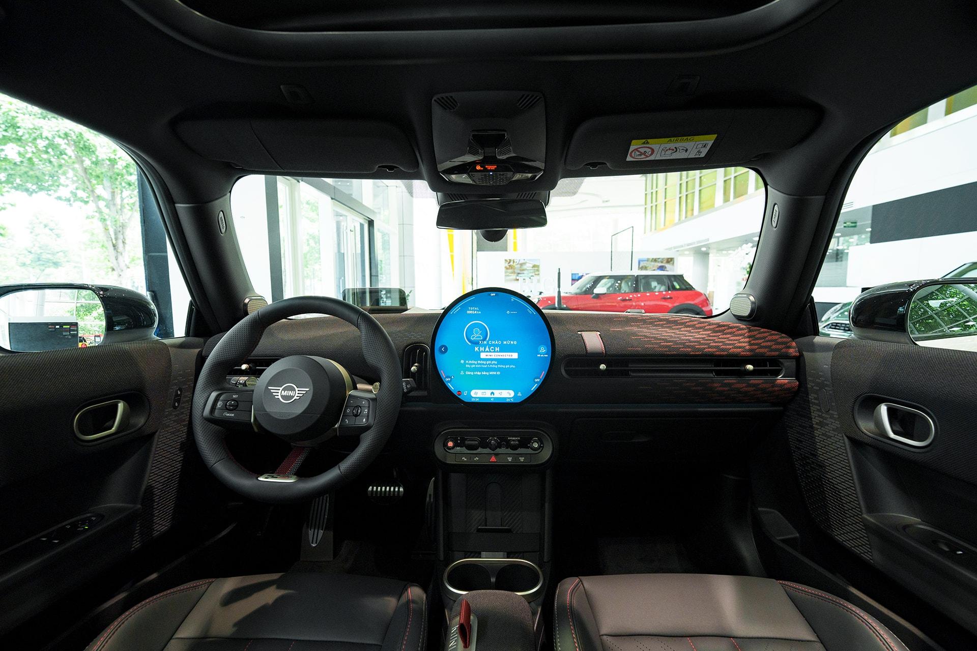 Khoang lái MINI John Cooper Works 3 cửa có thiết kế không khác nhiều so với bản thường.