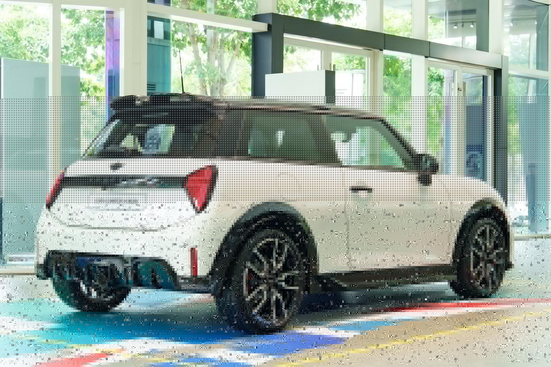 Mẫu xe MINI John Cooper Works 3 cửa có kích thước nhỏ song khả năng vận hành rất mạnh mẽ.