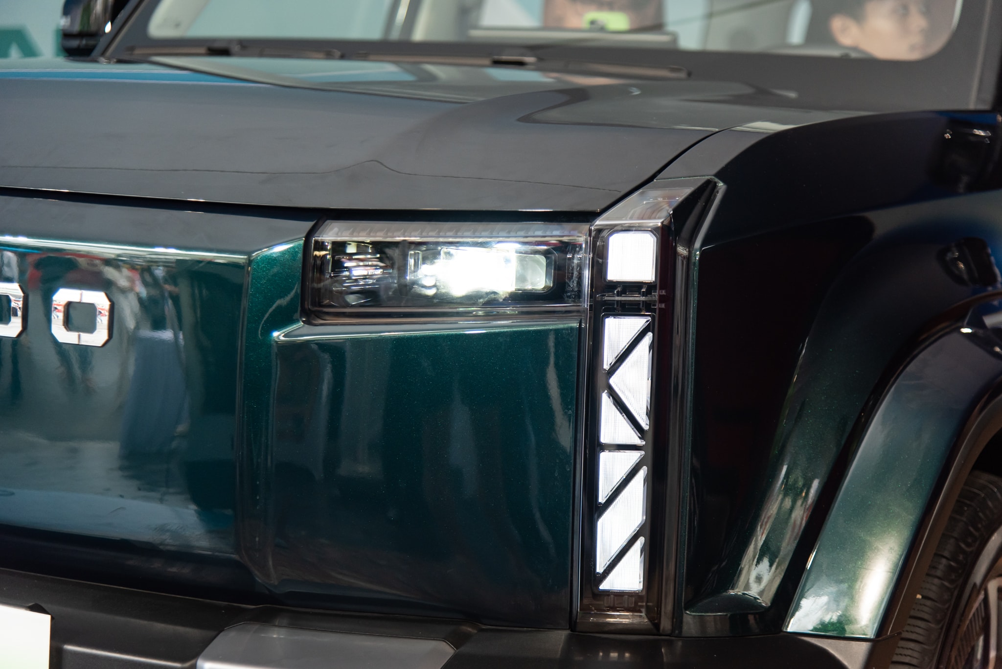 Phần đầu xe ấn tượng với cụm đèn pha LED, đèn định vị ban ngày dựng thẳng đứng.