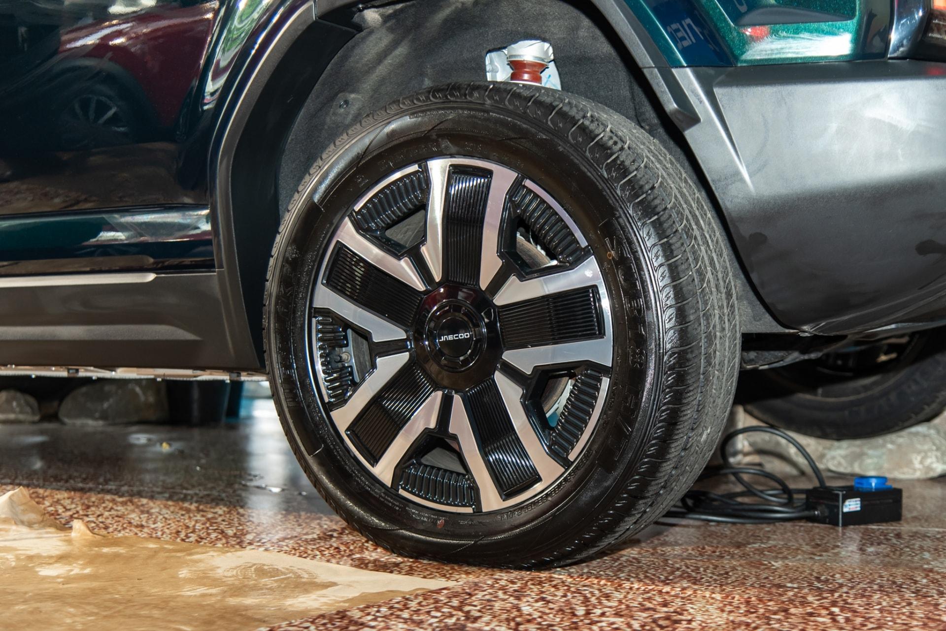 Jaecoo J6 trang bị bộ la-zăng 5 chấu, kích thước 19 inch cùng hệ thống phanh đĩa thông gió.