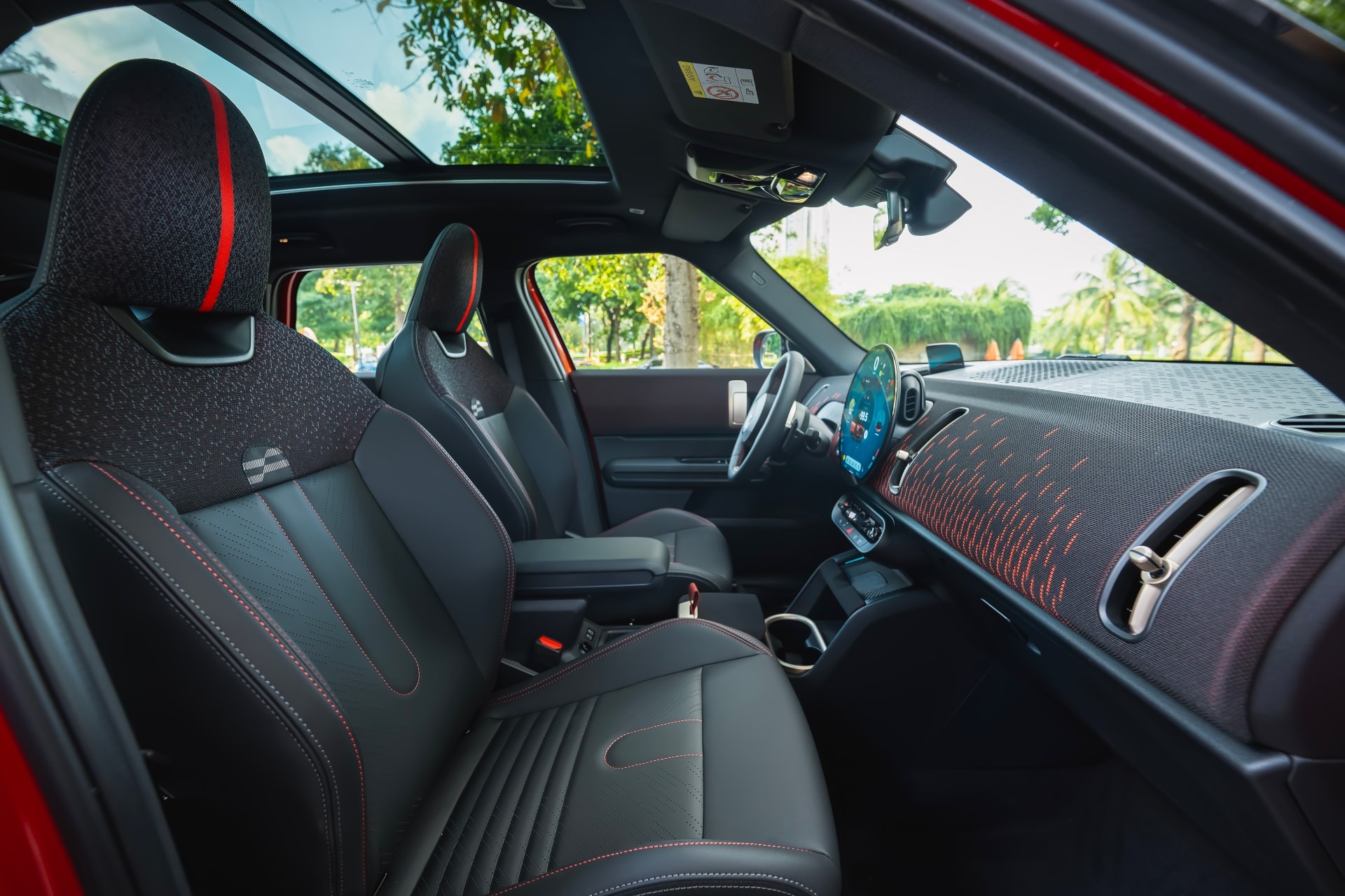 Ghế trước thiết kế thể thao.