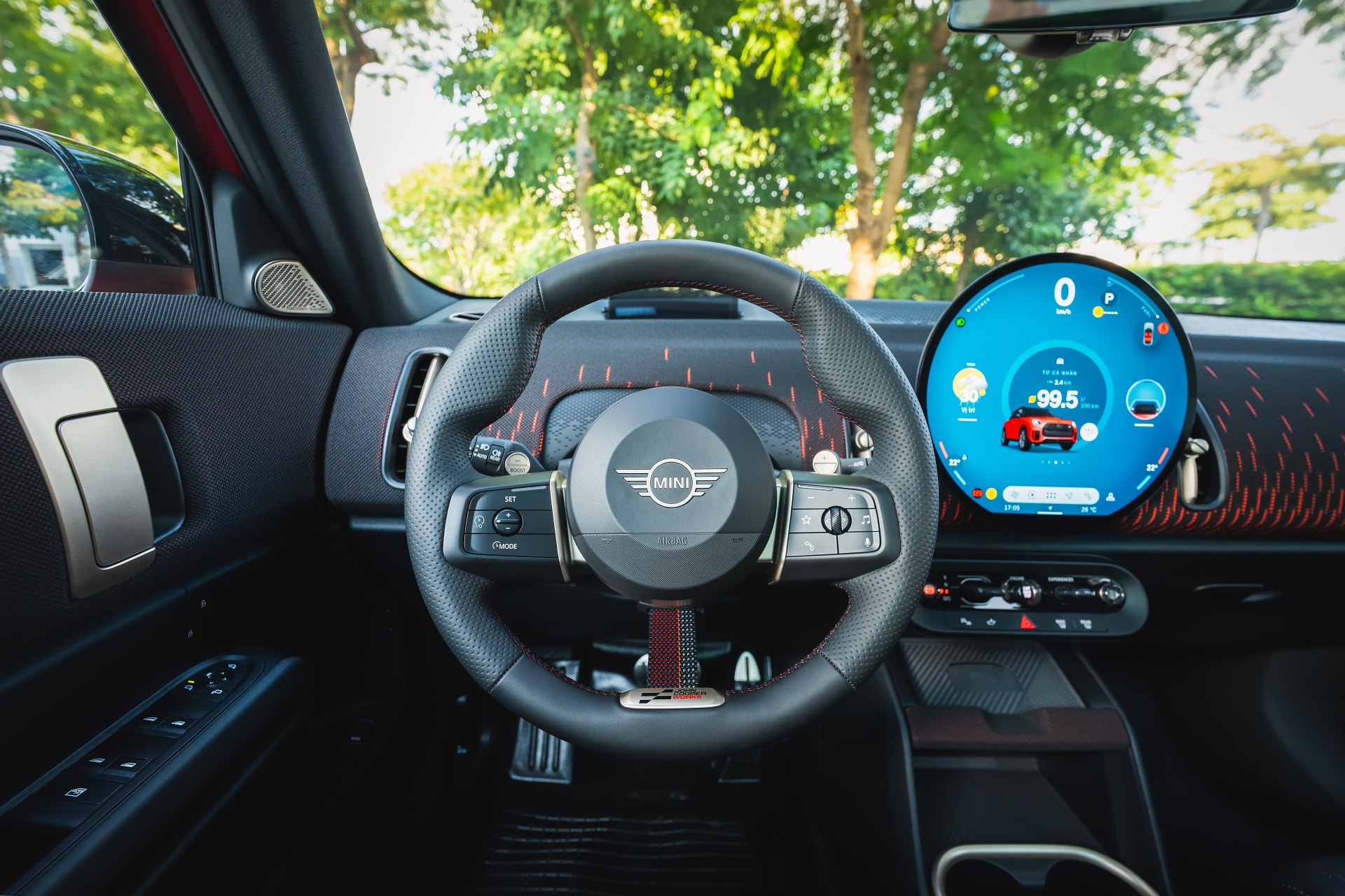 Tính năng độc quyền Boost Mode được điều khiển bằng phím bấm tích hợp trên vô-lăng.