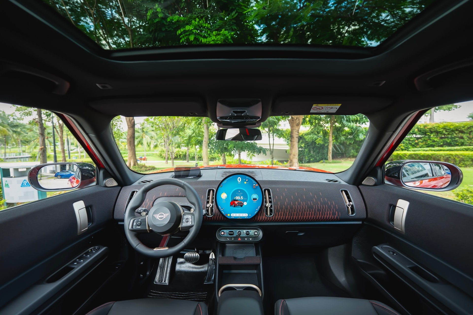 Thiết kế khoang lái MINI John Cooper Works Countryman 2025.