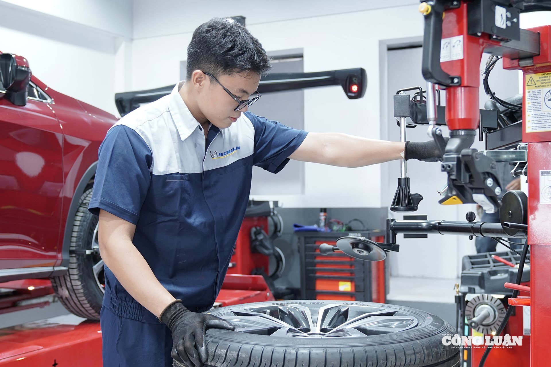 Michelin Car Service cam kết chất lượng với đội ngũ kỹ thuật viên được đào tạo bài bản, đáp ứng trọn vẹn nhu cầu chăm sóc xe của chủ xe Việt Nam.