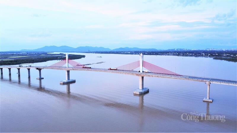 Cầu Cửa Hội nối tỉnh Nghệ An và Hà Tĩnh sẽ cấm phương tiện lưu thông từ 6h ngày 25/8. Ảnh: Trọng Tùng