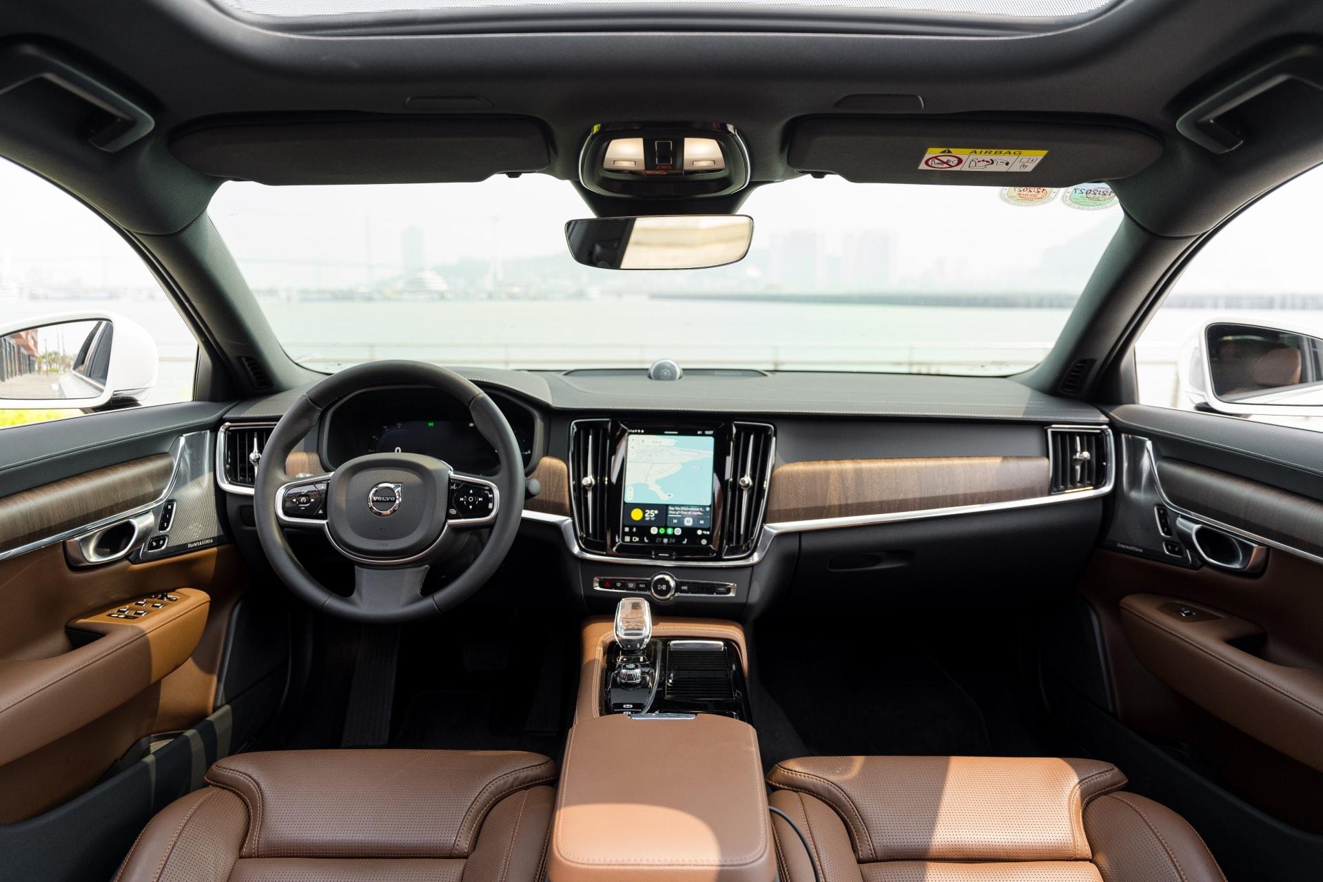 Không gian nội thất cao cấp, sang trọng - Ảnh: Sweden Auto